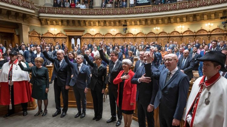 Der frischgewählte siebenköpfige Bundesrat schwört gemeinsam