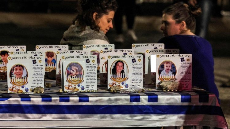 Tarjetas que identifican a algunos de los rehenes retenidos por militantes palestinos desde el ataque del 7 de octubre 