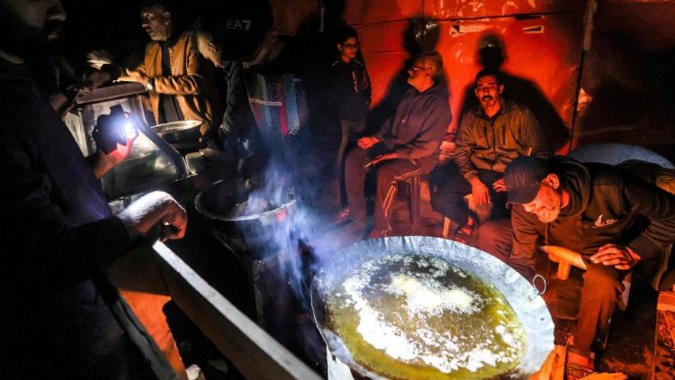 Baba Mtakatifu Francisko anasema, vita Ukanda wa Gaza imepelekea watato elfu tatu kupoteza maisha yao. 