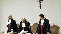 Marano (links) mit Pignatone (Mitte) und einem weiteren Richter vor einem Jahr bei einer Urteilsverkündung