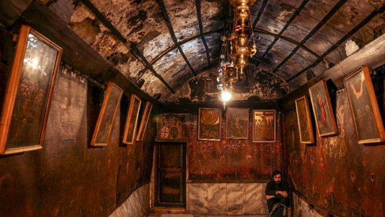 Grota w Bazylice Narodzenia Pańskiego bez pielgrzymów, 20 grudnia 2023 r.