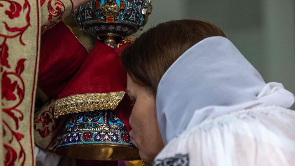 Uma fiel comunga durante a Divina Lturgia da véspera de Natal na Catedral Ortodoxa Ucraniana de St. Andrew em 24 de dezembro de 2023 em Silver Spring, Maryland. A Igreja Ortodoxa Ucraniana celebra o Natal em 25 de dezembro pela primeira vez este ano, em vez de 7 de janeiro, após adotar o Calendário Juliano revisado. Julia Nikhinson/Getty Images/AFP (Foto de Julia Nikhinson/GETTY IMAGES AMÉRICA DO NORTE/Getty Images via AFP)