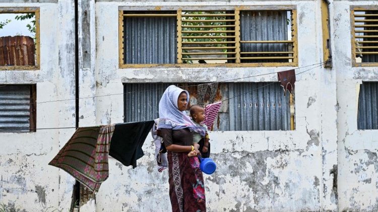 Una donna rohingya con il figlio