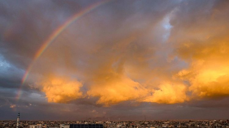 Regenbogen über dem Gazastreifen, von Rafah aus gesehen