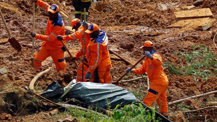 Les recherches se poursuivent dans les décombres laissés par le glissement de terrain. 