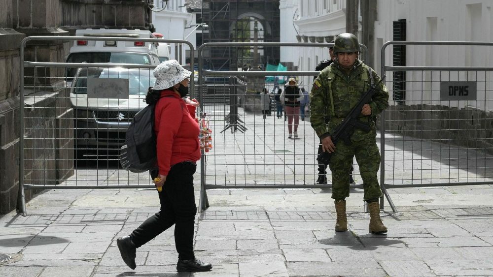 Soldado em Quito. Estado de emergência está em vigor no Equador (AFP)