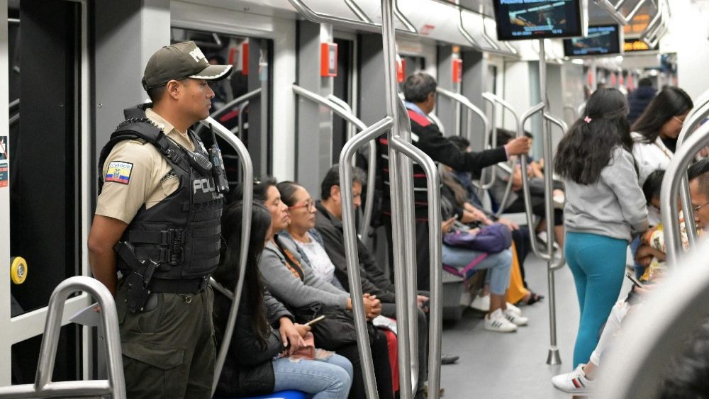 Soldado em Quito. Estado de emergência está em vigor no Equador (AFP)