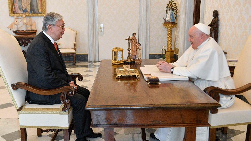 Sr. Kassym-Jomart Tokayev, presidente da República do Cazaquistão, com o Papa Francisco