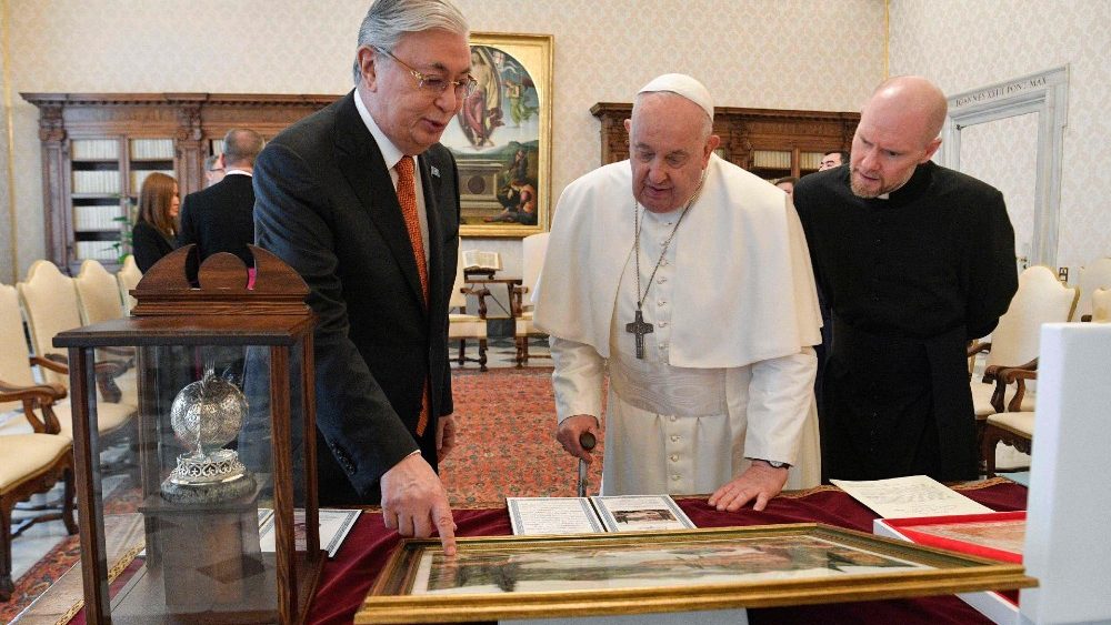 Pesidente da República do Cazaquistão e Papa Francisco no momento da troca de presentes