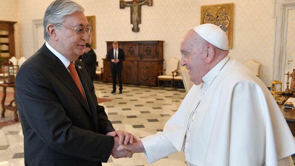 Sr. Kassym-Jomart Tokayev, presidente da República do Cazaquistão, com o Papa Francisco