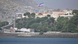 Ein Fischerboot vor der kapverdischen Hauptstadt Praia