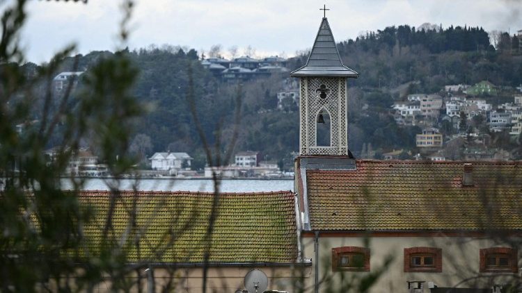 Esta fotografia mostra uma vista geral e a torre sineira da igreja de Santa Maria após um ataque em Istambul, em 28 de janeiro de 2024. Dois agressores lançaram um ataque armado a uma igreja italiana em Istambul durante uma cerimônia religiosa em 28 de janeiro de 2024, deixando uma pessoa morto, disse o ministro do Interior da Turquia. (Foto de OZAN KOSE/AFP)