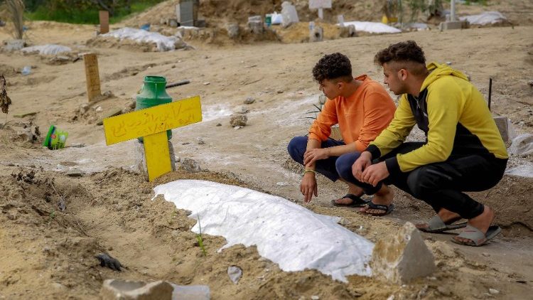 உறவினரின் கல்லறை அருகே இளையோர்