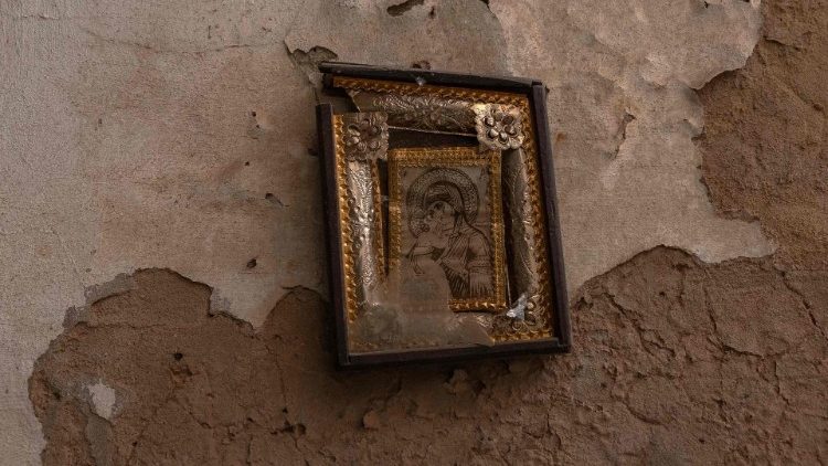 Ícone em igreja danificada por bombardeio russo na região de Kharkiv.