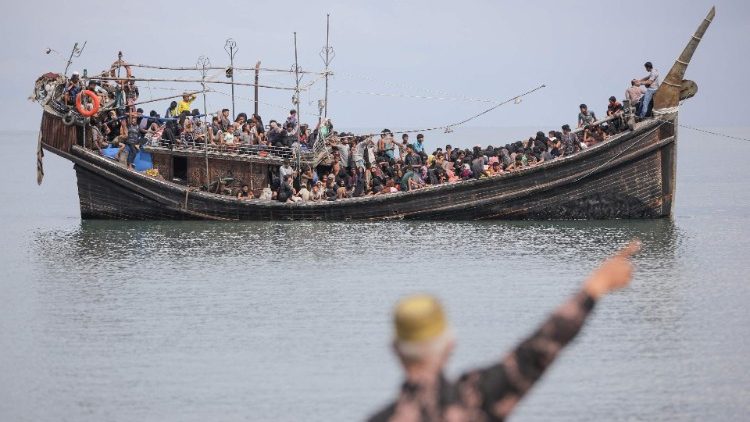 Refugiados Rohingya recém-chegados ficam presos em um barco depois que a comunidade próxima decidiu não permitir que desembarcassem depois de lhes dar água e comida em Pineung, província de Aceh, em 16 de novembro de 2023. (Foto de Amanda Jufrian / AFP) 