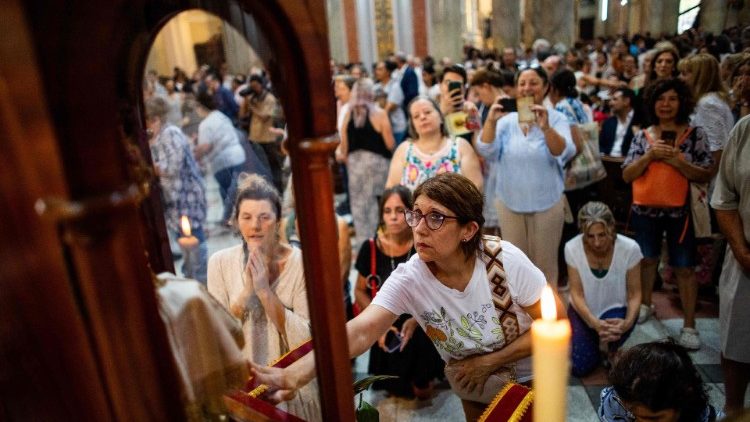 El Pueblo de Dios reza ante las reliquias de Mama Antula en la Bas&iacute;lica de Nuestra Se&ntilde;ora de la Merced, en Buenos Aires, Argentina, el 11 de febrero de 2024. (AFP or licensors)
