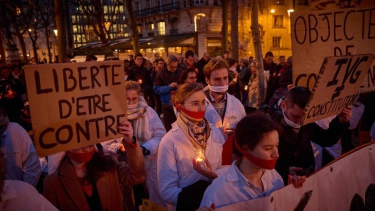 Des manifestants s'opposant &agrave; la r&eacute;forme constitutionnelle se sont rassembl&eacute;s devant le S&eacute;nat &agrave; l'heure du vote. 
