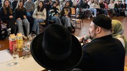 Schulbesuch eines Imams und Rabbis in einer österreichischen Schule
