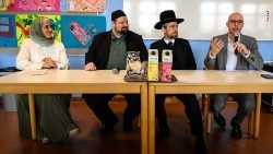 Verschiedene Religionsvertreter halten einen Vortrag bei der AHS Franklin High School in Wien