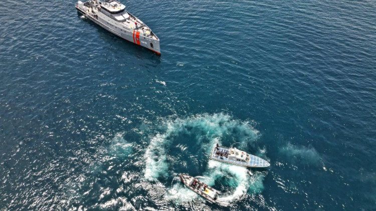 Vista aérea que muestra a miembros de la Armada de Ecuador preparándose para realizar un ejercicio a bordo del buque Isla Isabela en el mar frente a la isla San Cristóbal en las Islas Galápagos, Ecuador, el 4 de marzo de 2024.
