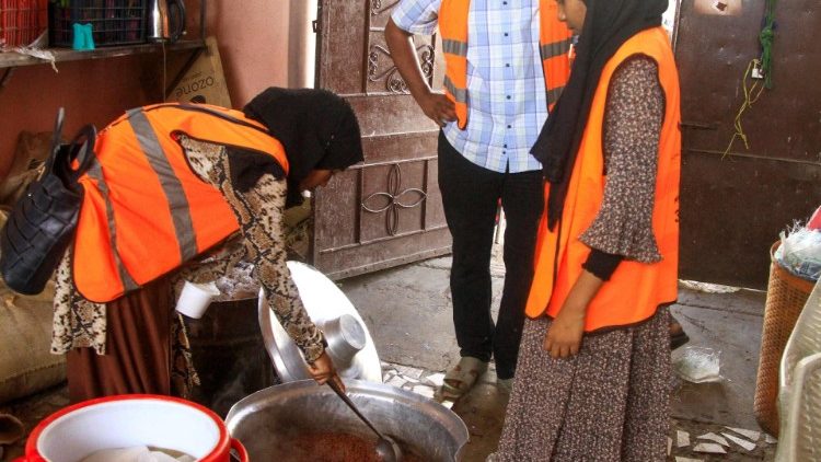 Freiwillige bereiten während des Ramadans Essen für binnenvertriebene Muslime zu