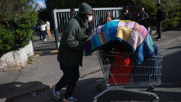 Un migrant se dirige vers le bus à l'occasion d'une évacuation en région parisienne.