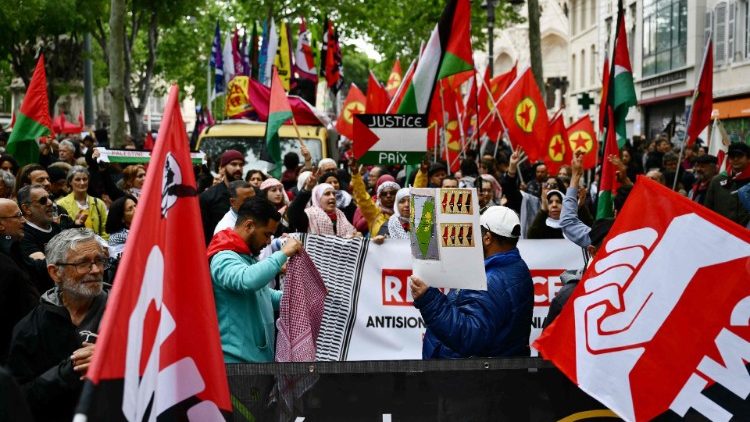 Mei Mosi ya kila Mwaka, Jumuiya ya Kimataifa inaadhimisha Sikukuu ya Wafanyakazi Duniani. 