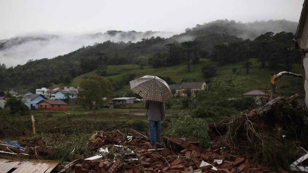 As enchentes já fizeram pelo menos 10 mortes e 21 pessoas estão desaparecidas