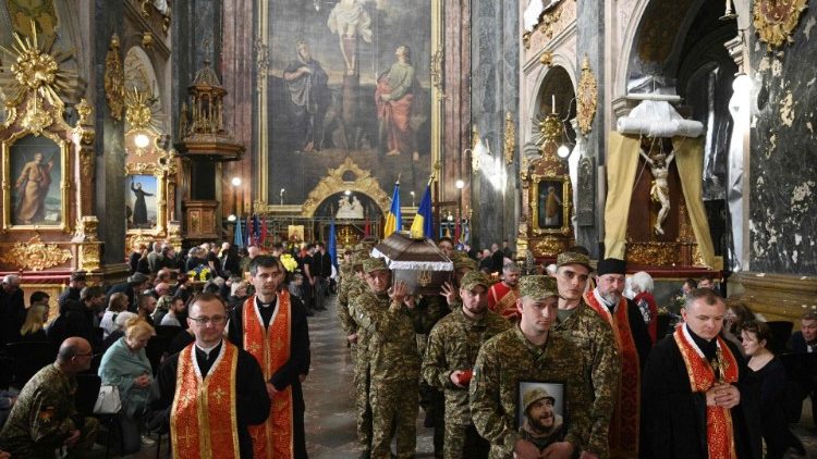  Soldados ucranianos carregam os caix&otilde;es de militares ucranianos durante um funeral na Igreja dos Santos Pedro e Paulo Garrison em Lviv, em 2 de maio de 2024. 
