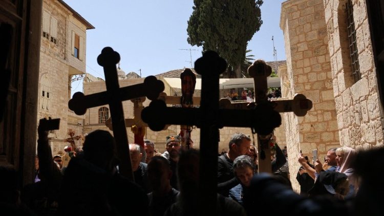 Des chrétiens près du Saint-Sépulcre à Jérusalem début mai.