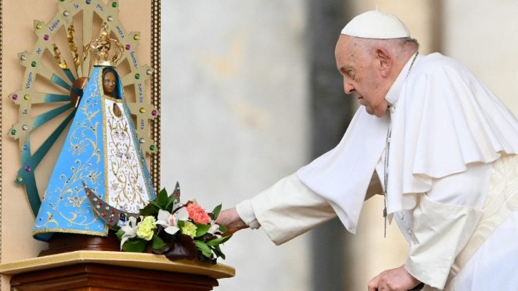 Le Pape et Notre Dame de Lujan, patronne de l'Argentine,  le 8 mai 2024 place Saint-Pierre.