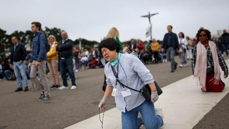 Gläubige im portugiesischen Marien-Wallfahrtsort Fatima