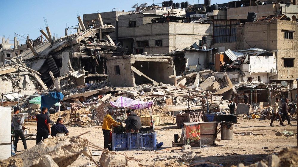 Mulheres e crianças representam pelo menos 56% das mais de 35.000 pessoas mortas na guerra em Gaza (AFP)