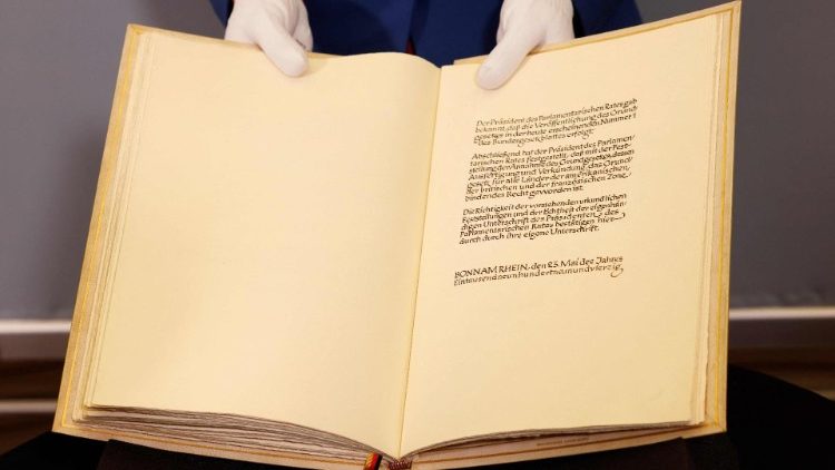 Das deutsche Grundgesetz beginnt mit den Worten: Im Bewußtsein seiner Verantwortung vor Gott und den Menschen