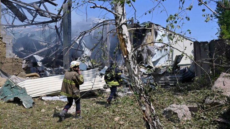 Equipes de resgate ucranianas trabalham no local de um ataque com mísseis em Kharkiv, em 23 de maio de 2024, em meio à invasão russa da Ucrânia. Os ataques russos na segunda maior cidade da Ucrânia, Kharkiv, mataram pelo menos sete pessoas, disseram as autoridades em 23 de maio de 2024, enquanto Moscou reivindicava novos avanços na linha de frente. (Foto de SERGEY BOBOK/AFP)