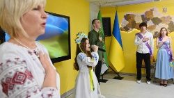 Śpiewanie hymnu narodowego na zakończenie szkoły w podziemnej placówce edukacyjnej w Charkowie, 31 maja 2024 r.