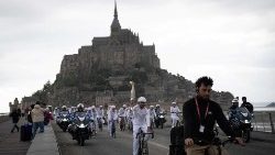 Ogień olimpijski przed Opactwem Saint-Michel