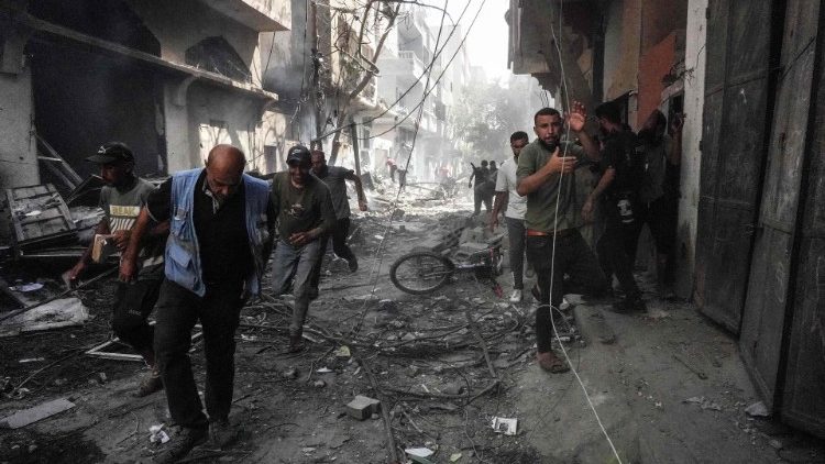 Des Palestiniens dans les ruines du camp de Nousseirat