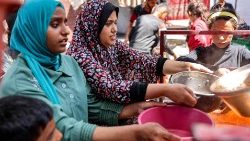 Distribuzione di cibo nel campo profughi di Jabalia, nel nord della Strscia di Gaza, ad opera dell'Agenzia Onu Unrwa 