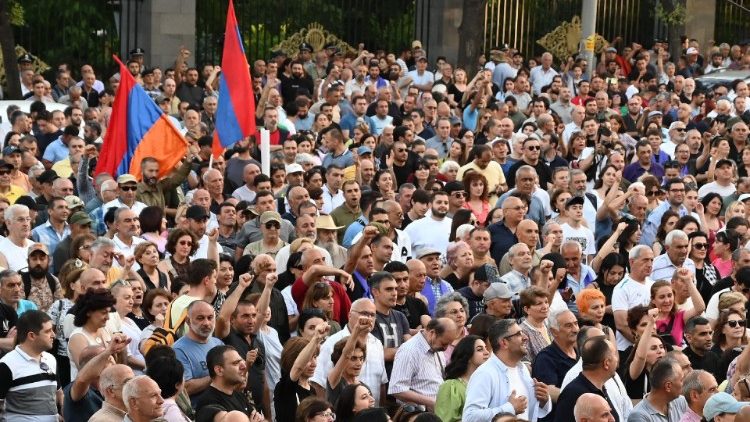 Người dân Armenia biểu tình yêu cầu Thủ tướng Nikol Pašinyan từ chức vì chính sách nhượng bộ lãnh thổ cho Azerbaijan 