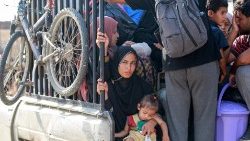 Os repetidos deslocamentos forçam as famílias palestinas a deixar para trás materiais essenciais de abrigo, muitas vezes fugindo apenas com o que podem carregar (AFP)