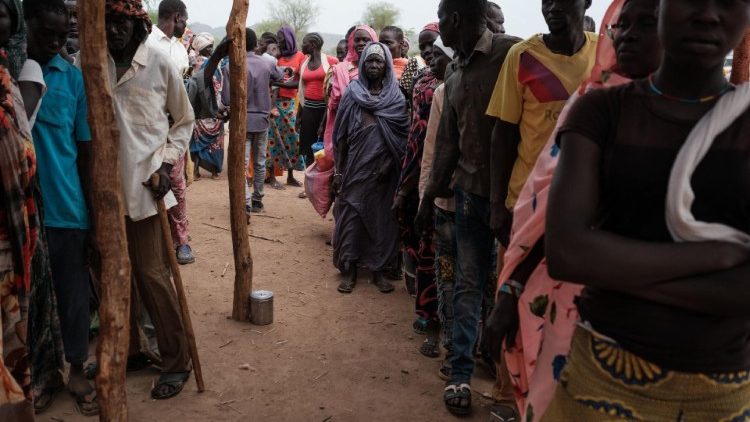 Des réfugiés attendent de la nourriture à Agari, dans la région du Nord Kordofan, le 17 juin. 