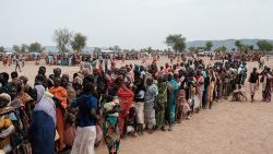 In Kordofan stehen Menschen Schlange, um sich an einem Camp für Binnenflüchtlinge registrieren zu lassen