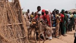 Flüchtlinge aus dem Sudan in der Warteschlange vor einem Hilfszentrum 