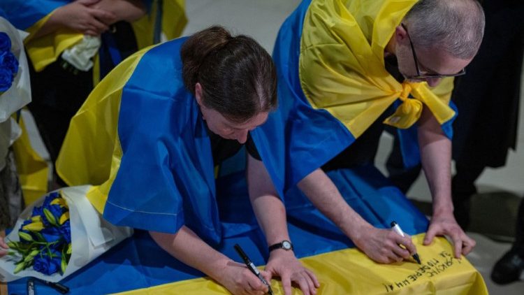 Ukrainian citizens who returned from Russian captivity during an exchange of prisoners of war in Kyiv.