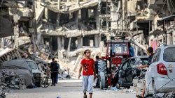 Veículos e prédios destruídos na Faixa de Gaza, em meio ao conflito em curso entre Israel e o Hamas (AFP)