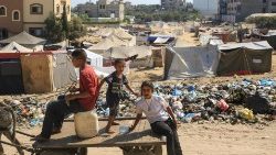 Las carpas remplazan a las casas en una bombardeada en Deir el-Balah en el centro de la Franja de Gaza