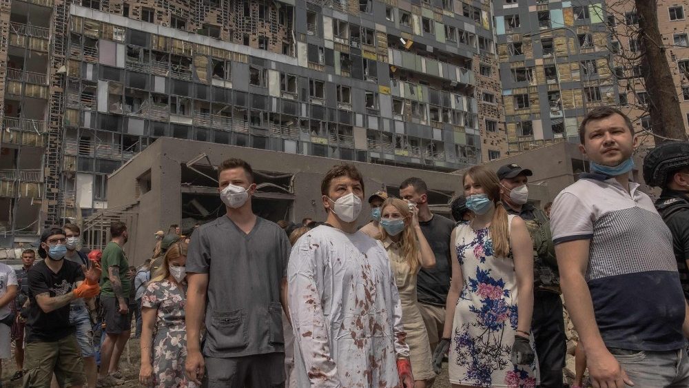 Equipe médica (C) está entre os escombros do prédio destruído do Hospital Infantil Ohmatdyt após um ataque com mísseis russos na capital ucraniana, Kiev, em 8 de julho de 2024, em meio à invasão russa na Ucrânia. (Foto de Roman PILIPEY/AFP)