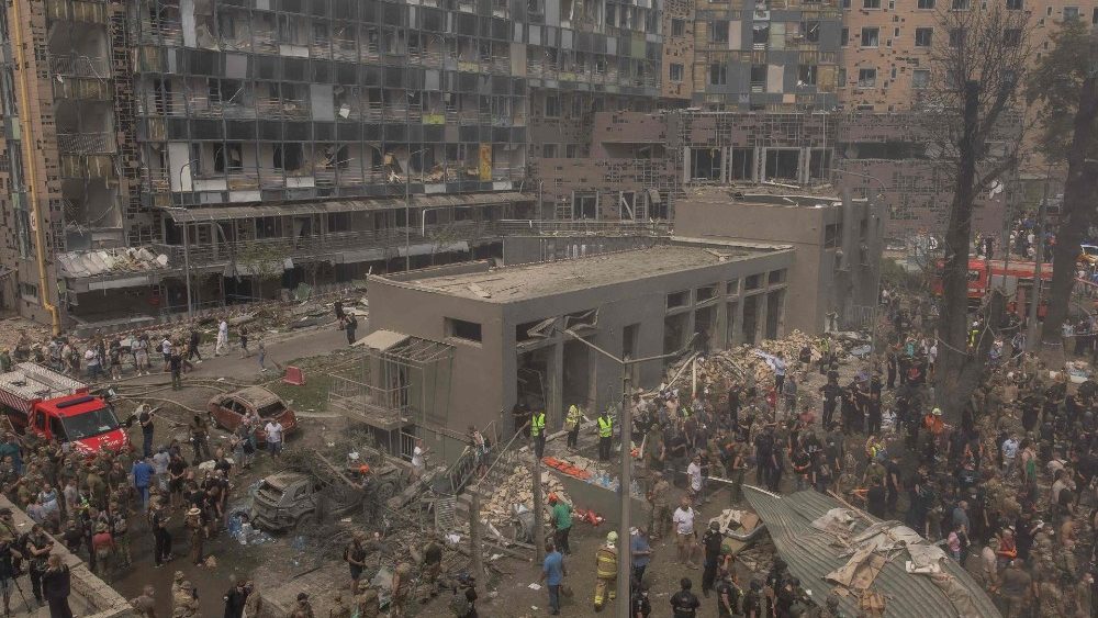 Equipes de emergência e resgate, juntamente com médicos e outros, limpam os escombros do prédio destruído do Hospital Infantil Ohmatdyt após um ataque com mísseis russos na capital ucraniana, Kiev, em 8 de julho de 2024, em meio à invasão russa na Ucrânia. (Foto de Roman PILIPEY/AFP)