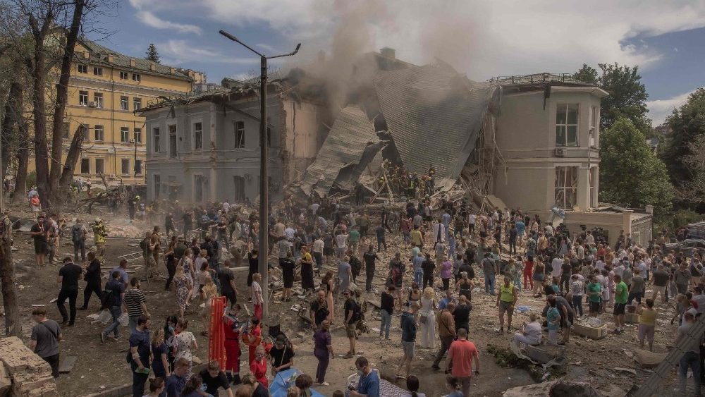 Equipes de emergência e resgate, juntamente com médicos e outros, limpam os escombros do prédio destruído do Hospital Infantil Ohmatdyt após um ataque com mísseis russos na capital ucraniana, Kiev, em 8 de julho de 2024, em meio à invasão russa na Ucrânia. (Foto de Roman PILIPEY/AFP)